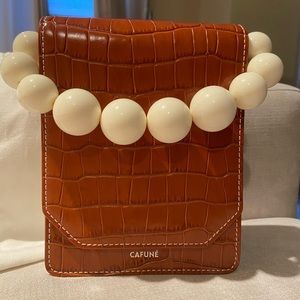 Cafuné Bellows bag in cherry
